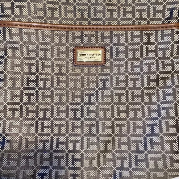 TOMMY HILFIGER - CROSS BODY BAGE - EXCELLENT CONDITION - Picture 3 of 10